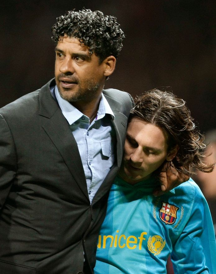 Frank Rijkaard en Lionel Messi bij FC Barcelona na een wedstrijd tegen Manchester United in 2008.