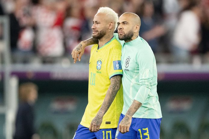 Dani Alves troost Neymar na de uitschakeling op het WK in Qatar, 2022.