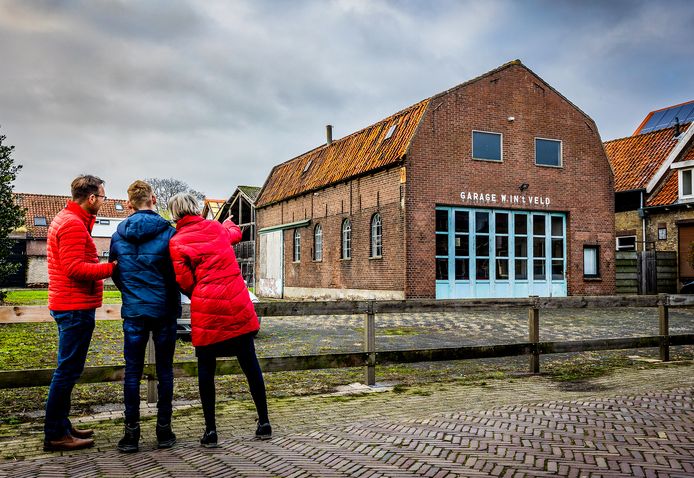 De Havenstraat in Numansdorp. Een van de toekomstige bewoners bekijkt met z’n ouders de locatie waarop het wooncomplex komt.
