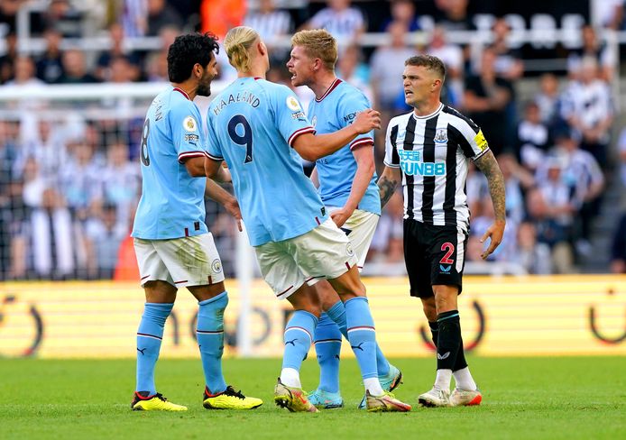 De Bruyne reageert boos na een smerige tackle van Trippier. De Engelsman ontsnapte aan rood.