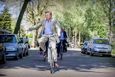 Koning heeft eerste prik gekregen, onduidelijk waarom hij ...