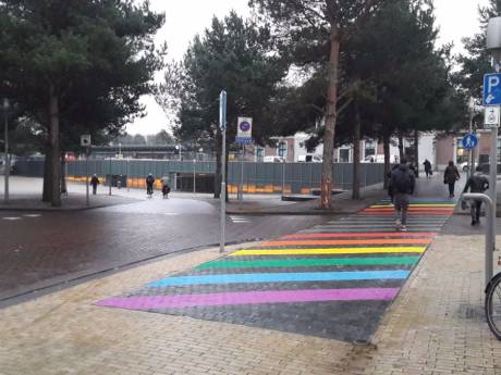 Regenboogzebrapad in Apeldoorn verhuist weg van Stationsplein