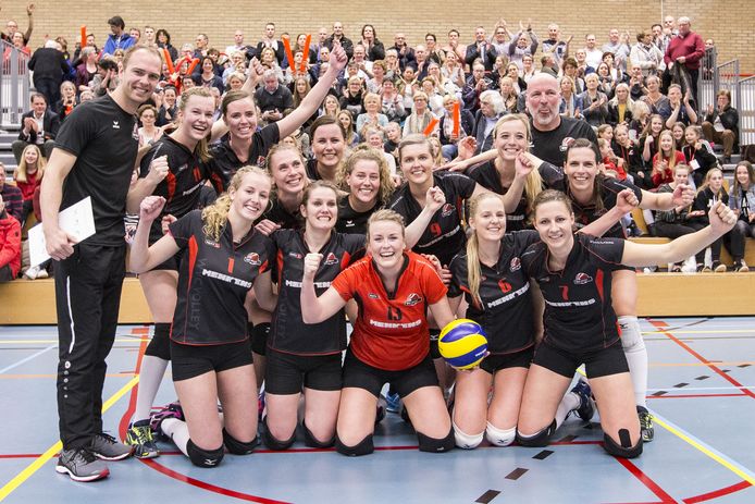 Kira Schorn (midden, in het rood) viert in 2018 met haar teamgenoten de promotie naar de eerste divisie.