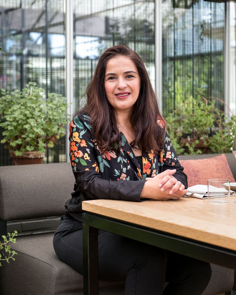 Fatima El Mourabit (44), medewerker bij Federatie Nederlandse Vakbeweging. Beeld Eva Faché 