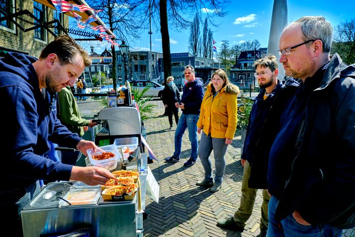 Mede-eigenaar van restaurant Lef, Floor (links), had zaterdag genoeg te doen.