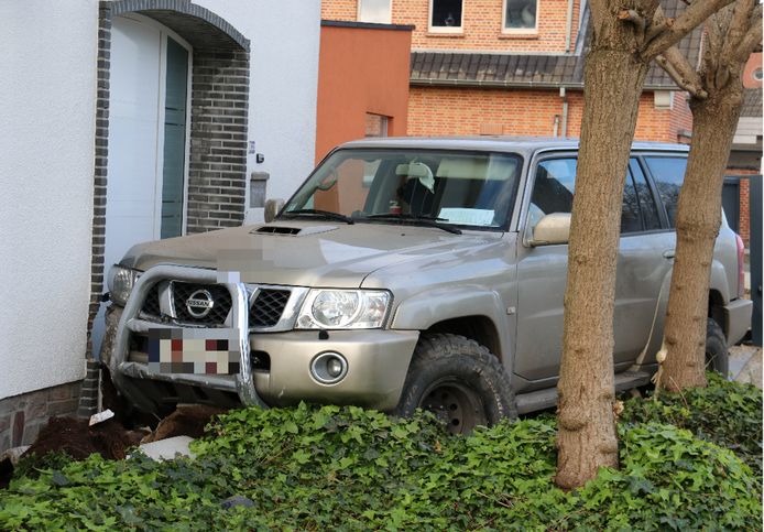 Het voertuig kwam na de aanrijding tegen een gevel van een woning terecht.