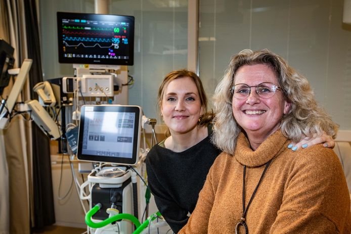 Géke Pluimers (rechts) is met dochter Kimberley terug in het Deventer Ziekenhuis, waar ze bijna overleed aan corona.