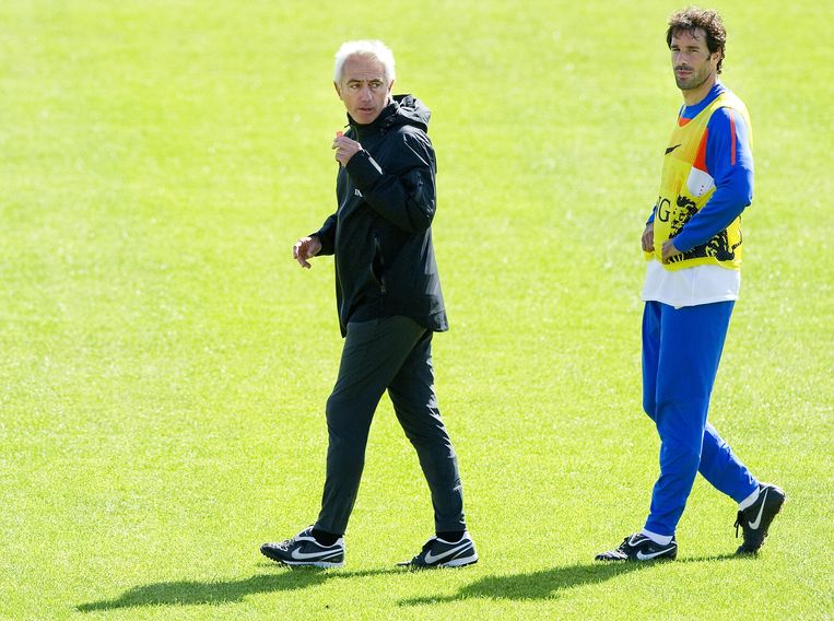 Ruud van Nistelrooy met Bert van Marwijk op een training van Oranje. Beeld ANP