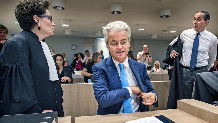 Geflankeerd door het echtpaar Knoops, zijn advocaten, wacht Geert Wilders op de rechters om zijn proces voort te zetten. Beeld Guus Dubbelman / de Volkskrant