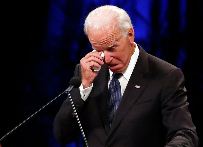 De voormalige vicepresident van de Verenigde Staten Joe Biden veegt de tranen weg tijdens zijn geëmotioneerde afscheidsrede voor de overleden senator John McCain.