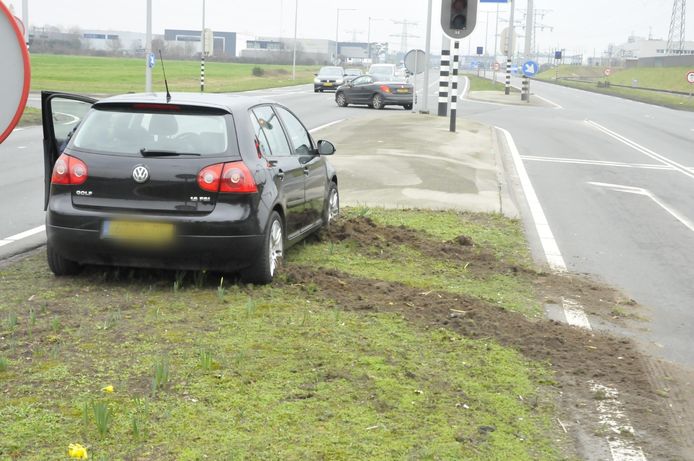 Een van de auto’s kwam in de middenberm tot stilstand.