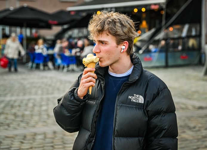 Laat die ijsjes maar komen, denkt deze jongeman in Leuven.
