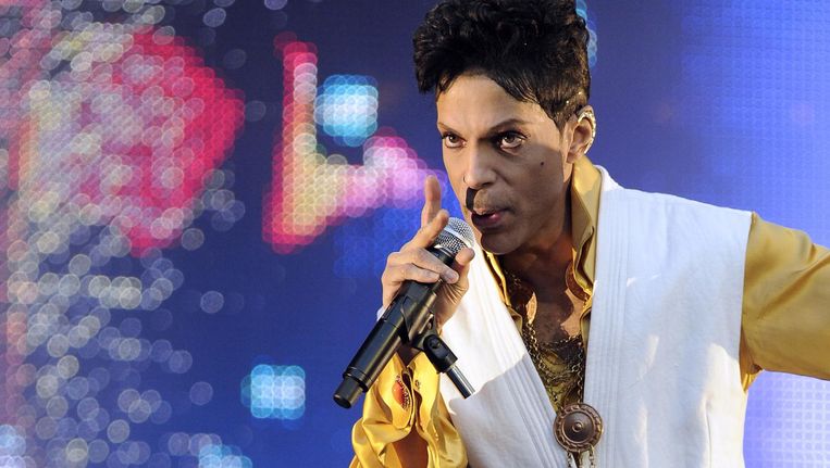 Prince tijdens in 2011 tijdens een optreden in Stade de France. Beeld anp