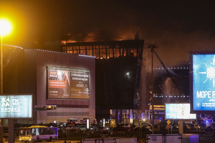 Het dak van de concertzaal stortte in, door de hitte en de vlammenzee.