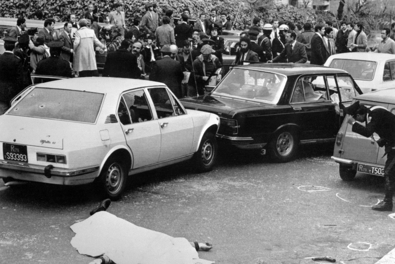 Een menigte op de plek waar de Italiaanse premier Aldo Moro werd ontvoerd nabij zijn woning in Rome op 16 maart 1978.