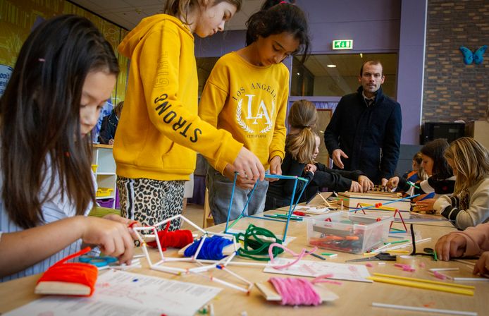 Wethouder Stijn Steenbakkers bezoekt tijdens de Week van het Respect basisschool 't Slingertouw in Eindhoven. Overleggen en samenwerken, zoals hier in het Tech Lab, zijn belangrijk voor het ontwikkelen van wederzijds respect.