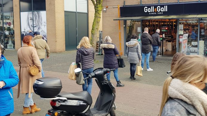 Rij bij Gall & Gall in winkelcentrum Emiclaer voordat de lockdown van kracht werd.