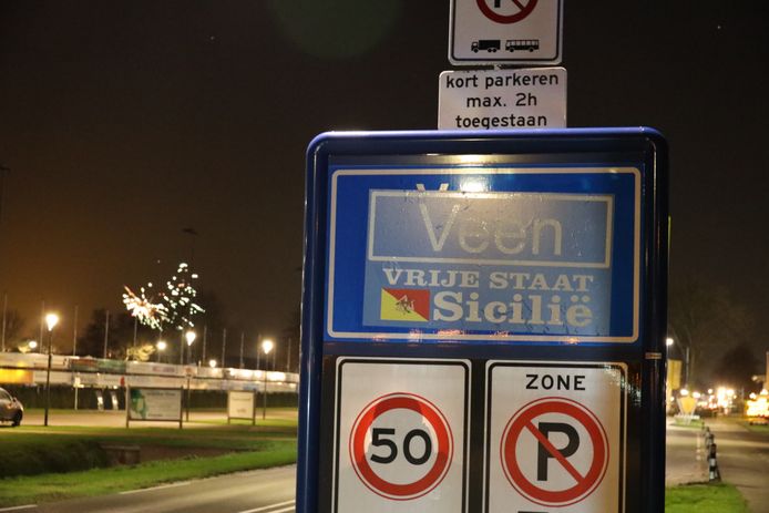 Bij de toegangswegen naar Veen staat er elke december bij de plaatsnaamborden: 'Vrije Staat Sicilië'.