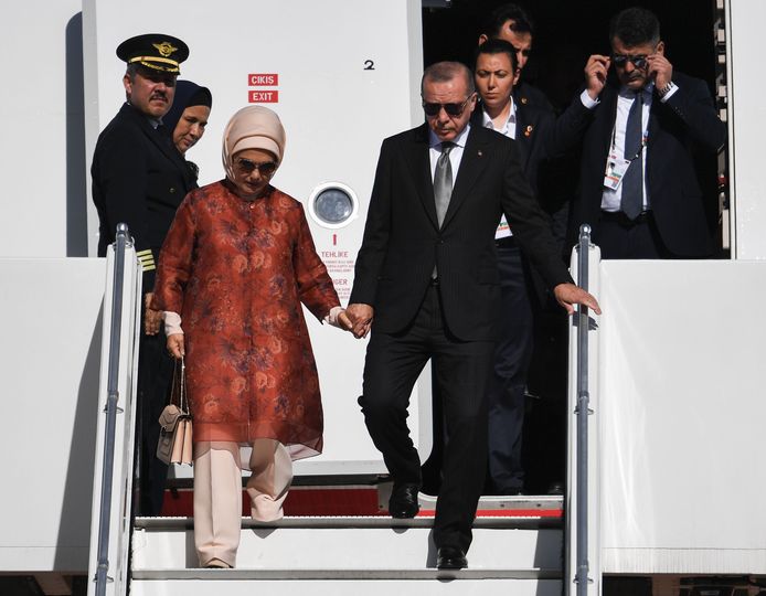 De Turkse president Tayyip Erdogan en zijn vrouw Emine arriveren in Keulen.