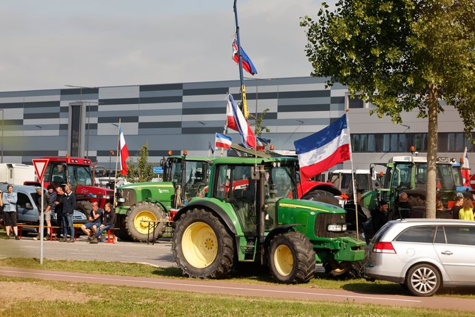 Boeren blokkeren het distributiecentrum van de Lidl in Oosterhout.