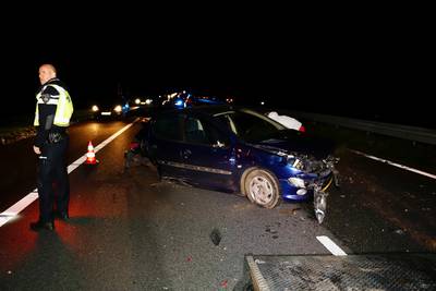 Auto's total loss na botsing op A73 bij Beers