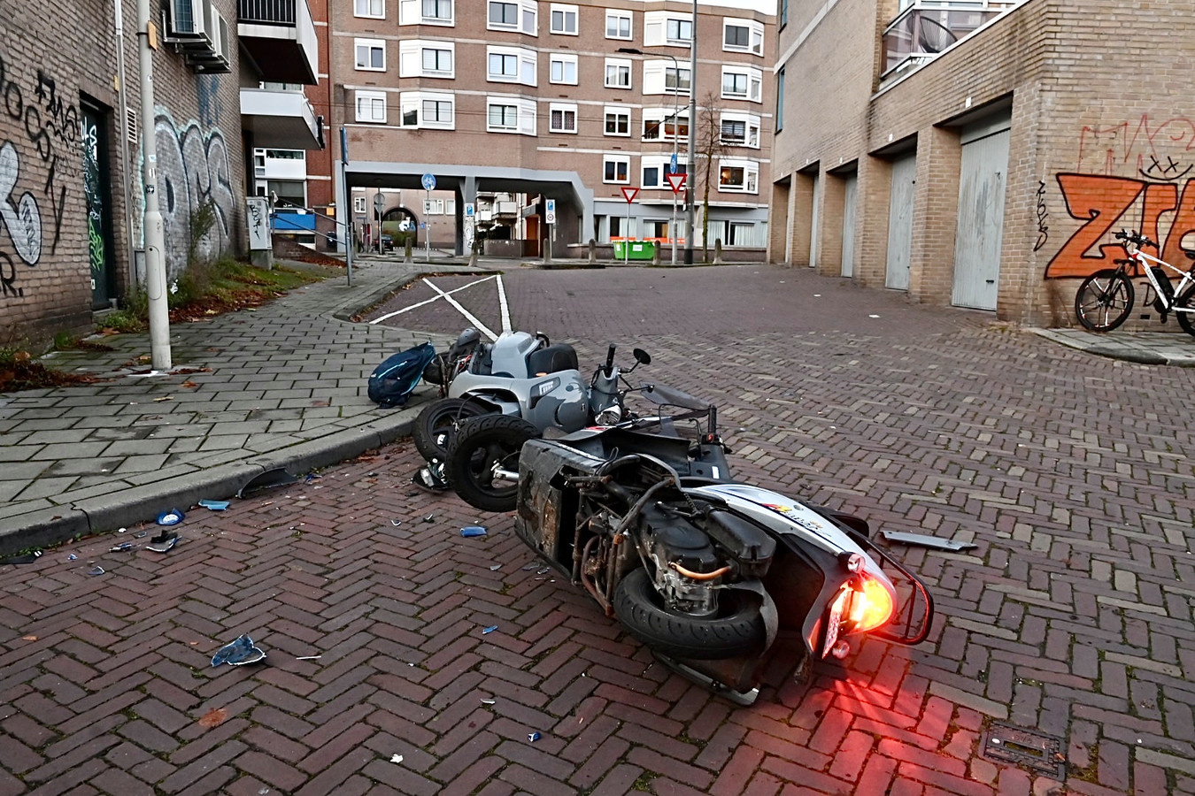 De scooters bleven achter op straat.