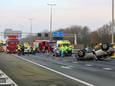 Bij een ongeval op de A1 kwam één auto op zijn dak terecht. De bestuurder maakt het naar omstandigheden goed.