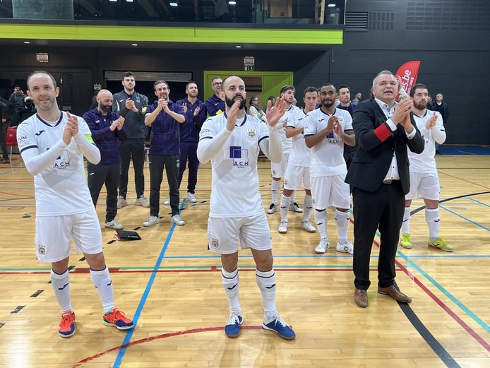 Opdracht volbracht: de spelers groeten de fans na de 0-3-winst in Charleroi.