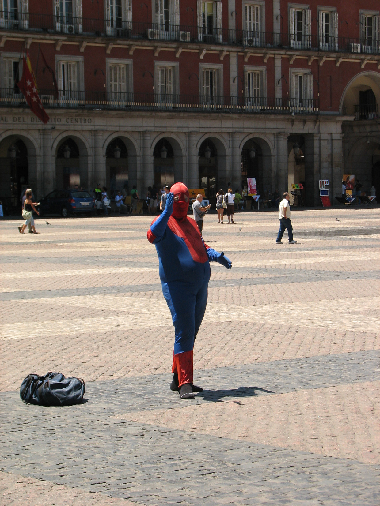Dikke Spiderman mist Madrid: hij heeft zo veel heimwee dat hij webcams van zijn oude plein bekijkt. Beeld Przemek P