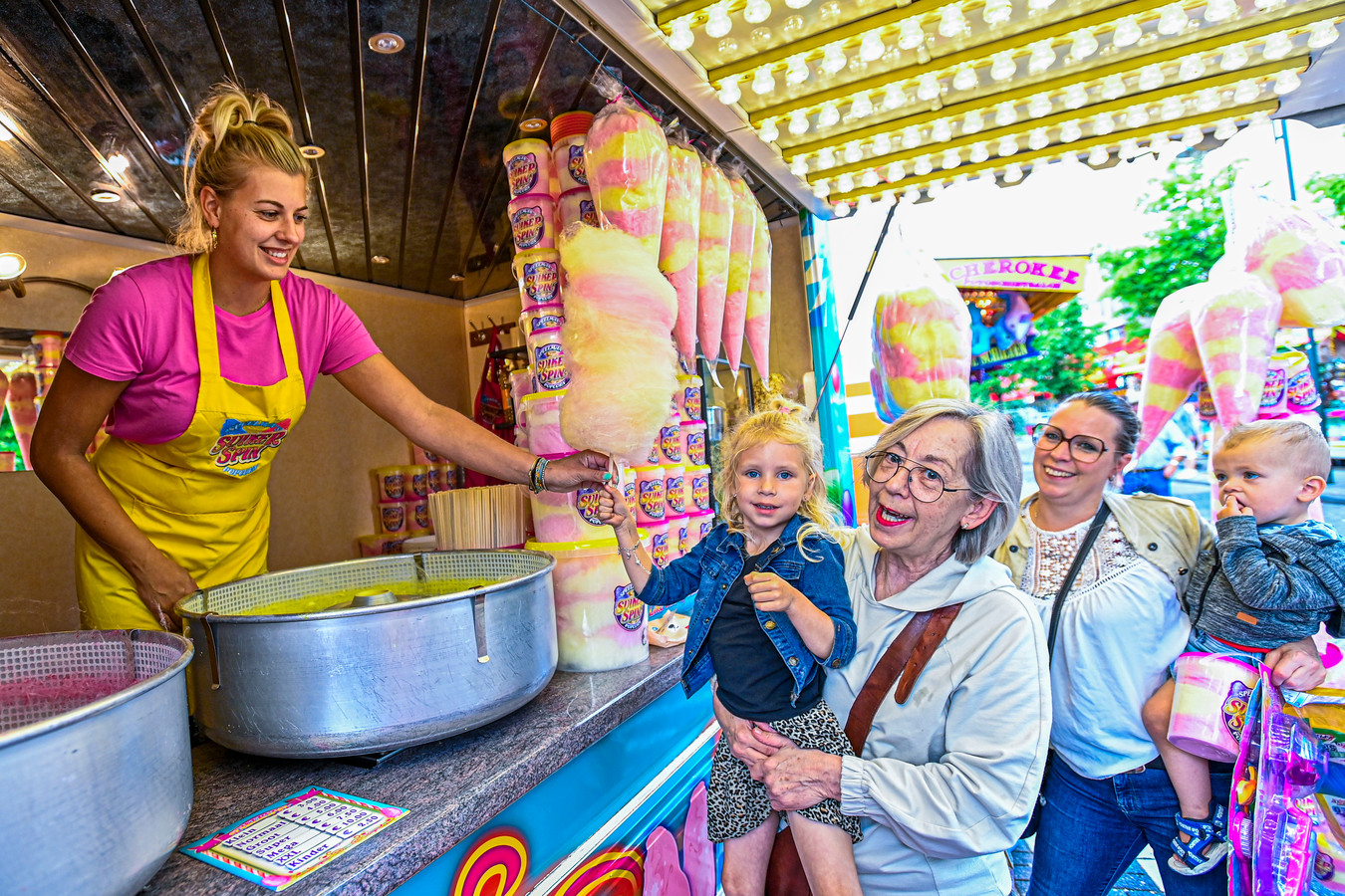 Tenen verdrietig beneden Lachende gezichten op de kermis in Steenbergen: 'Heerlijk dat we weer  mogen' | Foto | AD.nl