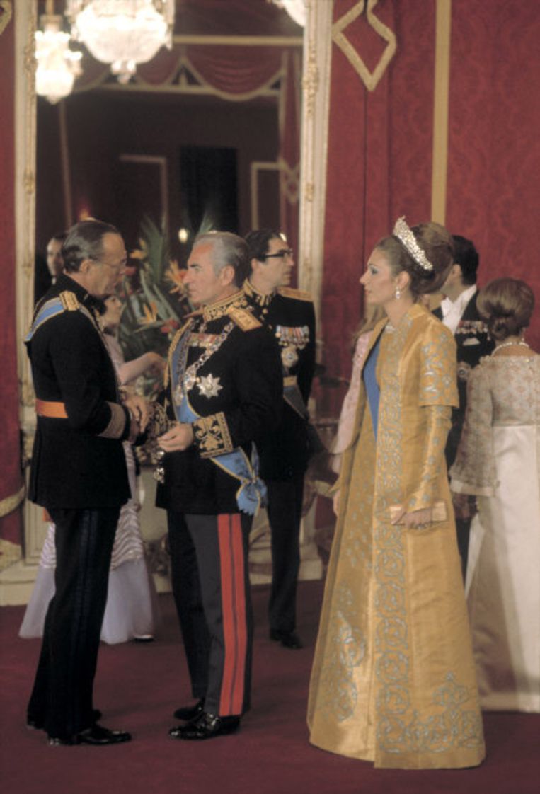 Prins Bernhard schudt de hand van de sjah, onder het toeziend oog van Farah Diba. Beeld Hollandse Hoogte / Magnum Photos