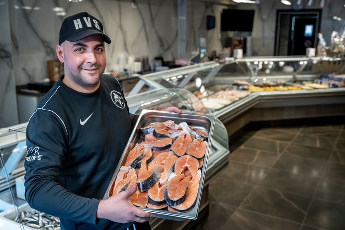 Faiz Essakkati heeft naast zijn voetbalschool een viswinkel geopend in Helmond.