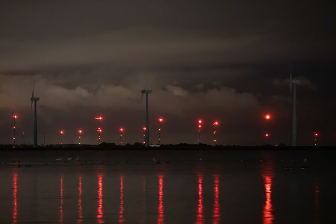 De rode lampjes van het windmolenpark Prinses Alexia knipperen niet meer. Ze zijn bedoeld om vliegverkeer te waarschuwen.