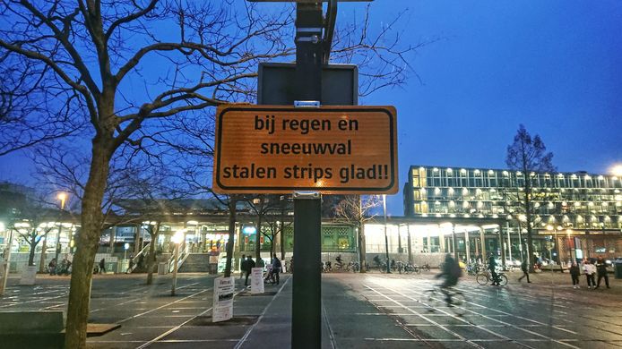 Waarschuwing metalen strips Stationsplein Enschede