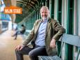 Peter Sabbe op een zitbank aan de Paravang, waar hij jaarlijks zijn Havenfeesten organiseert.