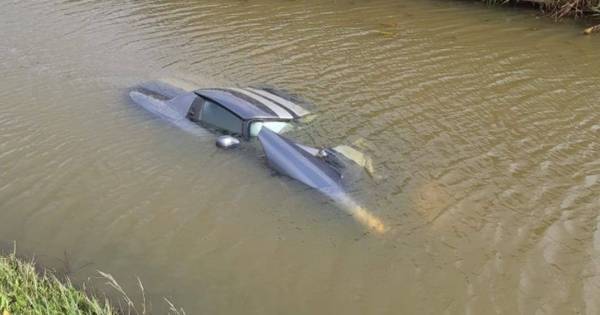 Dodge in the water after accident in Waalwijk: ‘Looked like a submarine’ |  112