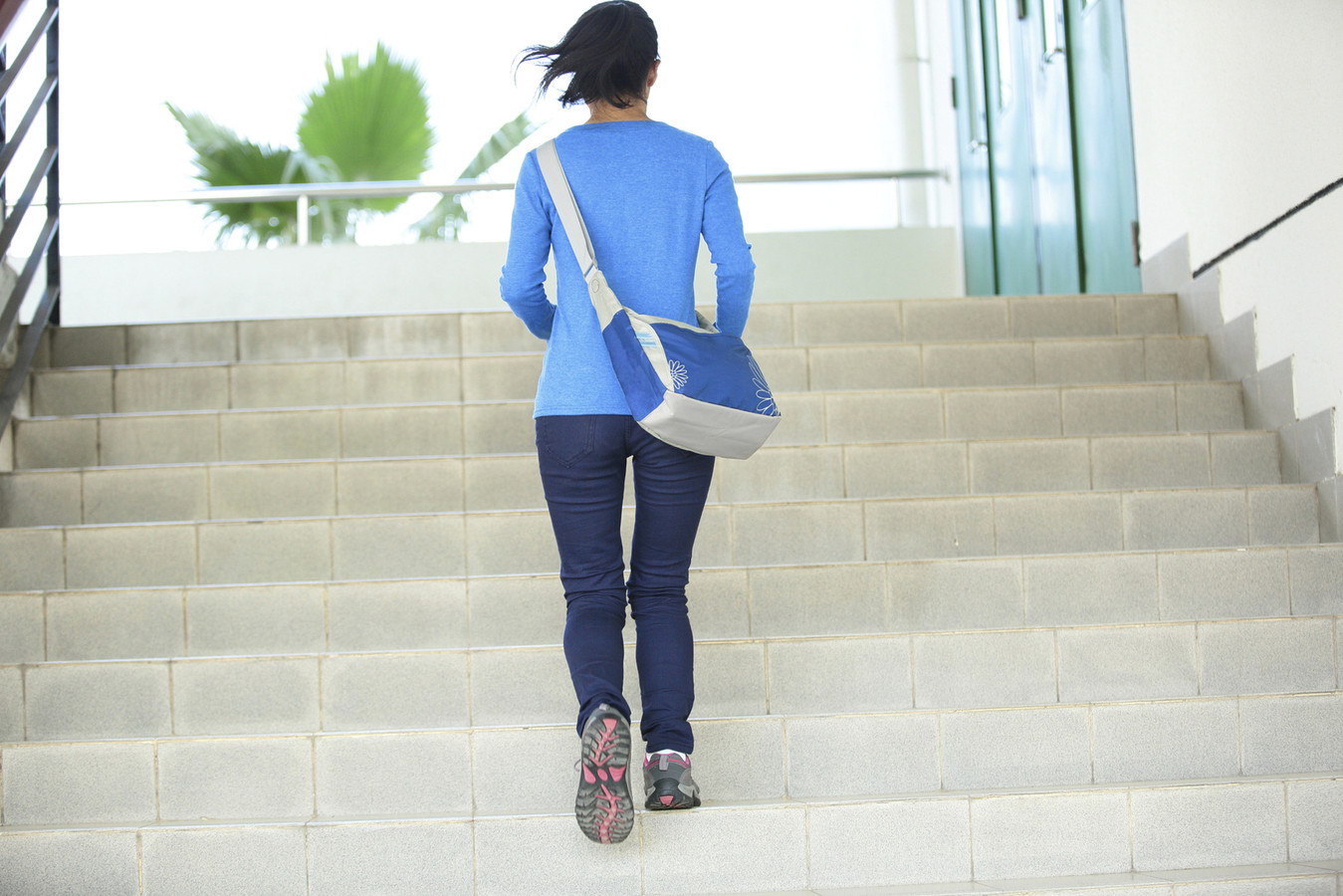 Идет по лестнице. Climbing stairs during pregnancy:. Девушка в пальто поднимается по лестнице. Девочка спускается по лестнице. Женщина спускается по ступенькам.