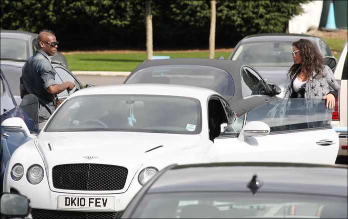 Balotelli en z'n toenmalige vriendin Raffaella Fico stappen uit de Bentley van de spits.