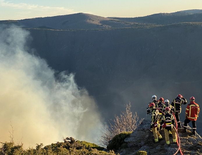 Brandweermannen proberen in februari van dit jaar de brand op de flank van de Mont Aigoual te blussen.