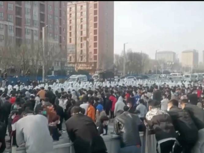 Meer dan 20.000 werknemers van grootste iPhone-fabriek ter wereld in China vertrekken vanwege lockdown
