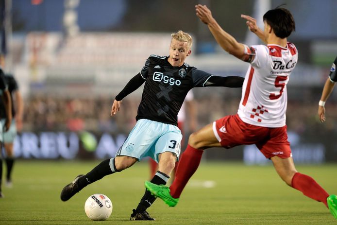 Beeld uit Kozakken Boys - Ajax in 2016, met huidig international Donny van de Beek (links) en toenmalig 'Kozak' Toby Mulder.