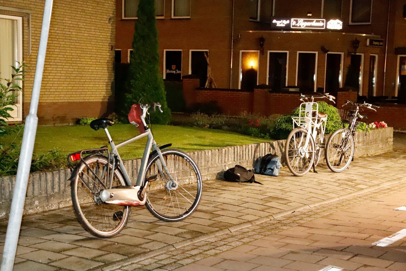 Fietser Rijdt Tegen Paal Twee Gewonden Foto Gelderlander nl