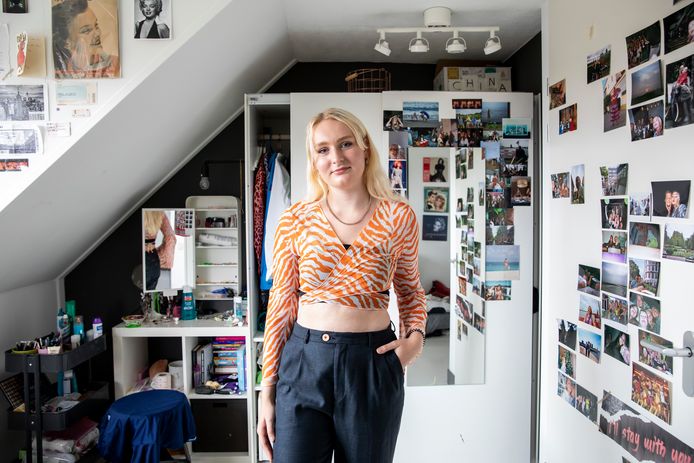 Reza van de Pol in haar slaapkamer.