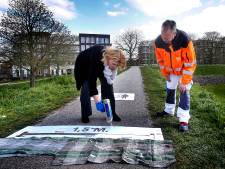 Burgemeester spuit waarschuwingsgraffiti op de Gorcumse stadswal