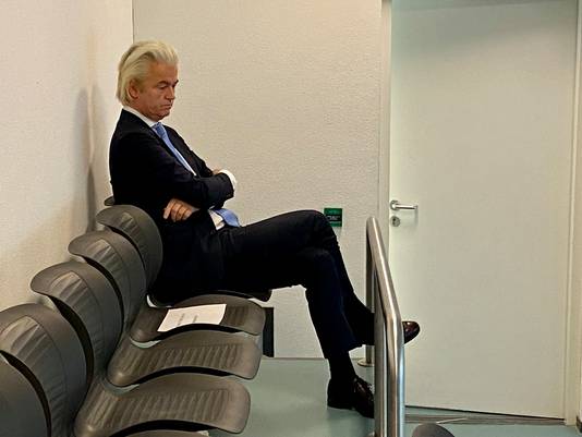 PVV-voorman Geert Wilders is bij de rechtszaak aanwezig. Hij luistert onbewogen en kijkt af en toe op zijn telefoon.