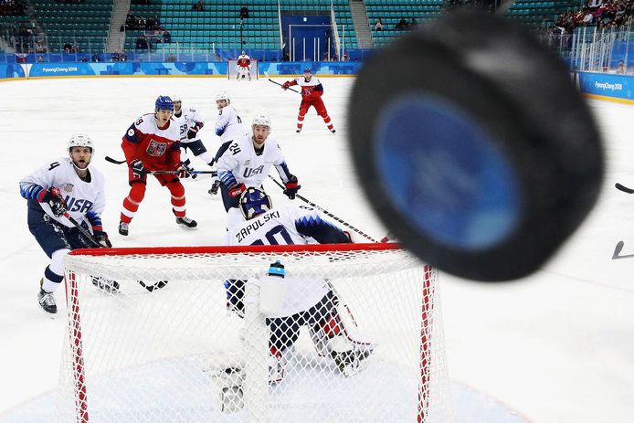 De ijshockeyers van de VS en Tsjechië kijken de puck na. En toen drukte Getty-fotograaf Ronald Martinez af.