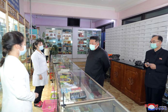 De Noord-Koreaanse leider Kim Jong-un bezoekt een apotheek in Pyongyang.