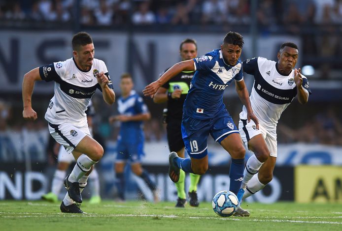 Maximiliano Romero (nummer 19) in actie voor Vélez Sarsfield.