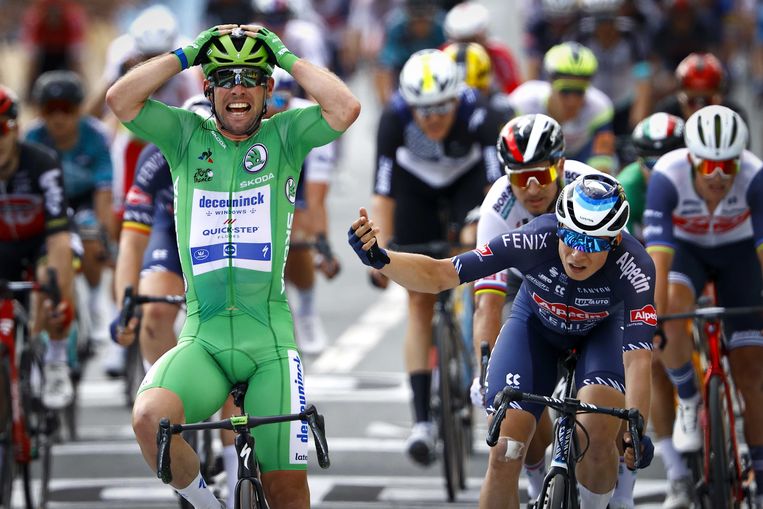 Mark Cavendish kan het niet geloven. In Châteauroux wint hij zijn tweede etappe in deze Tour. Beeld ANP