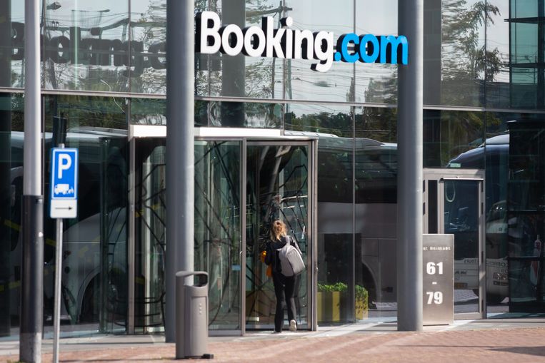 Het hoofdkantoor van Booking.com in Amsterdam. De hotelsite gaat de steun die het vorig jaar van de overheid kreeg alsnog terugbetalen. Beeld Hollandse Hoogte / Harold Versteeg